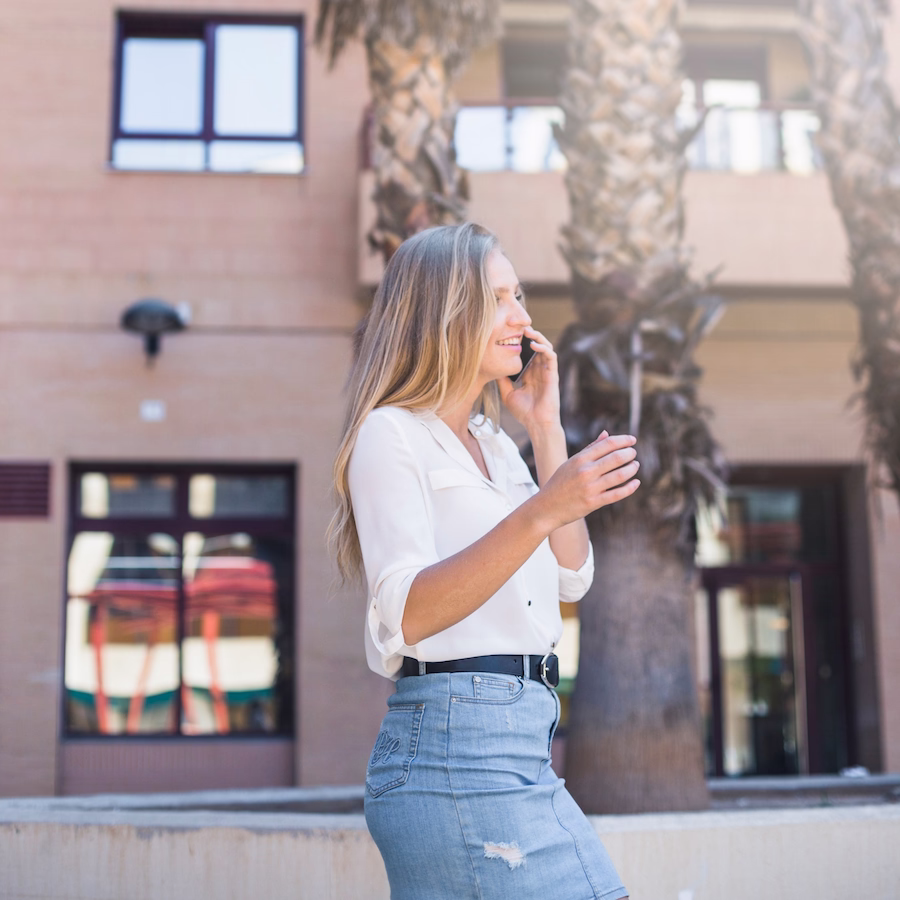 jolie femme avec une belle chemise en soie et une jupe en jean